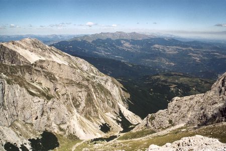 Val Maone, sullo sfondo Monti della Laga